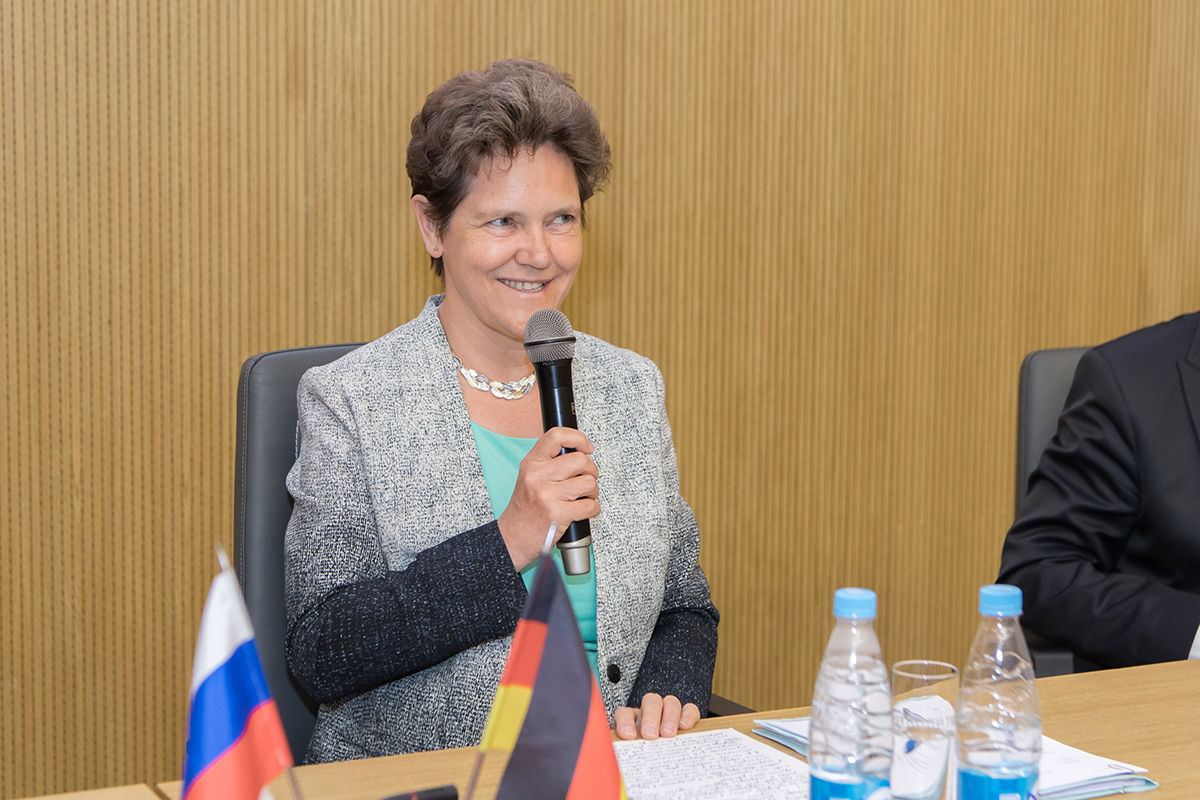 Д-р Карин ЦАХ рассказала участникам семинара о деятельности DFG Д-р Карин ЦАХ рассказала участникам семинара о деятельности DFG