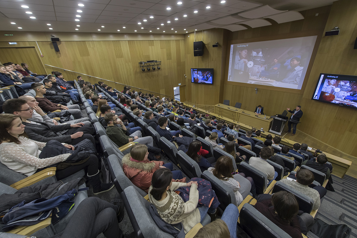 Лекция г-на Стефана де Шпигелера собрала полный зал слушателей Лекция г-на Стефана де Шпигелера собрала полный зал слушателей