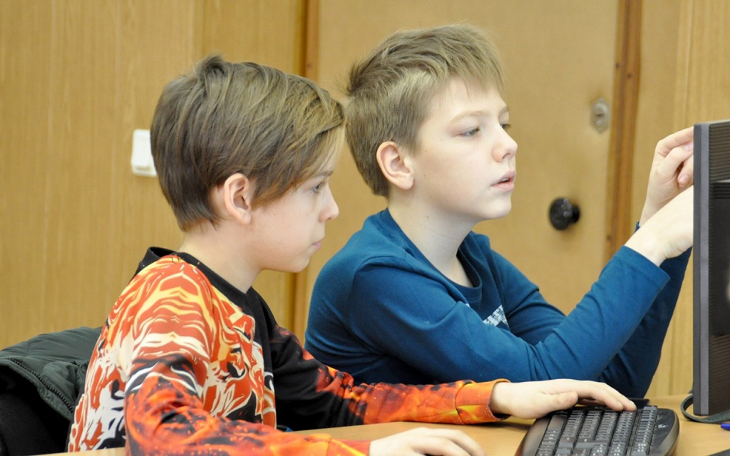 Привить культуру пользования современными информационно-компьютерными устройствами помогает Академия информатики для школьников СПбПУ