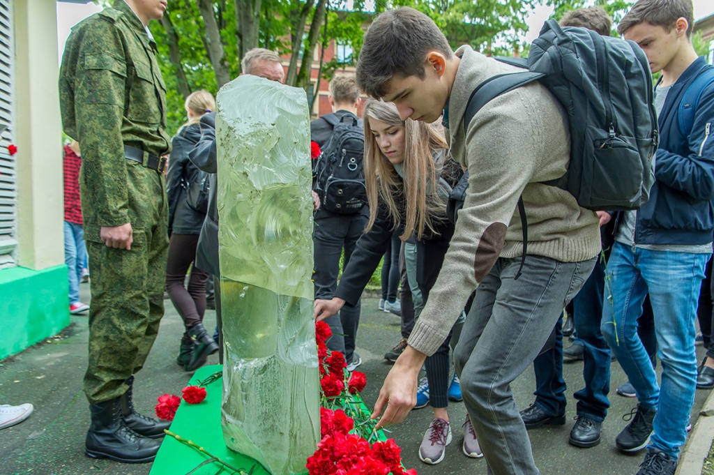 Митинг завершился возложением цветов