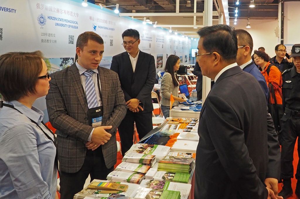 Президент Китайской образовательной ассоциации международных обменов г-н Лю ЛИМИНЬ посетил российский павильон 