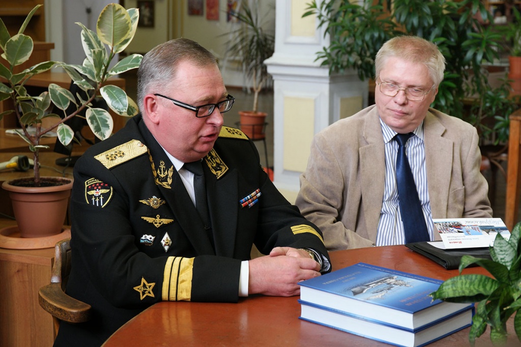 Вице-адмирал А.Р. Максимчук и проректор, пресс-секретарь СПбПУ Д.И. Кузнецов