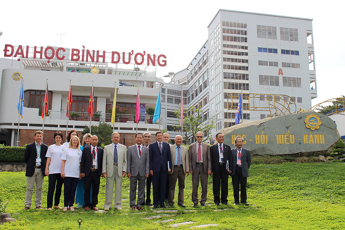 Представительная делегация СПбПУ посетила университет Бинь Зыонг во Вьетнаме 