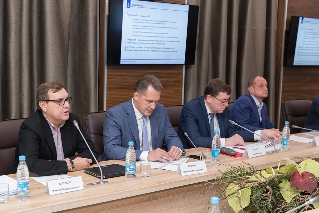 Замгенерального директора ПАО «КАМАЗ» по взаимодействию с органами госвласти М.В. Матасов на фото - первый слева
