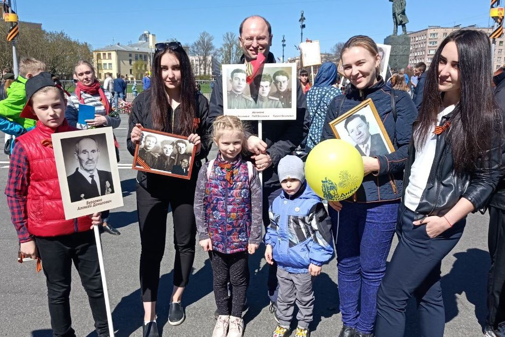 Семья Дарьи Шульженко (на фото - вторая слева) бережно хранит память о прадедушке и двух его братьях, прошедших через всю войну 