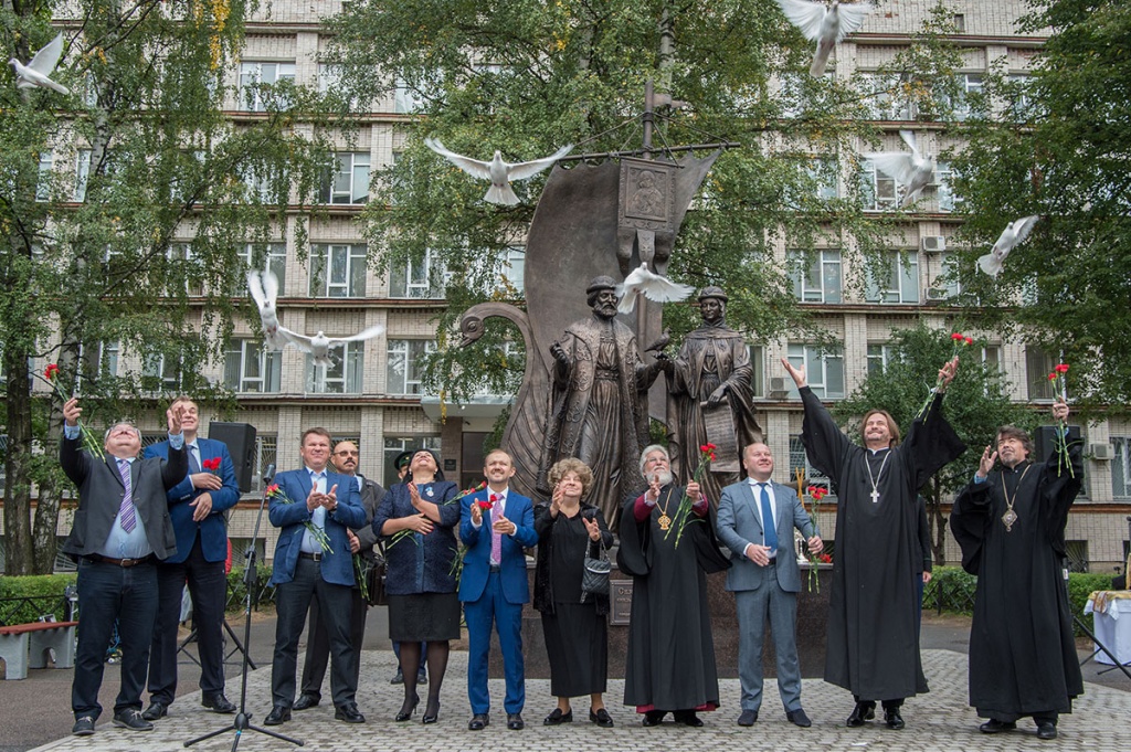 Церемония открытия монумента завершилась традиционным и символичным действием - почетные гости выпустили в небо белых голубей