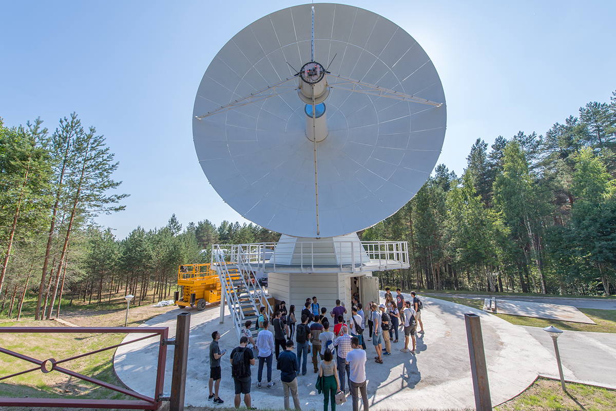 Студенты международной политехнической летней школы с удовольствием делали фото на фоне огромного радиотелескопа