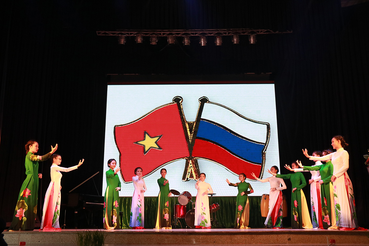 Студенты из Вьетнама подготовили яркие танцевальные номера 