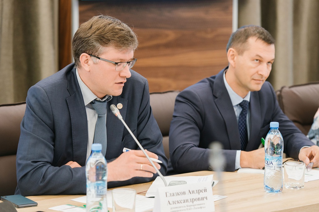Руководитель Корпоративного университета ПАО Татнефть А.А. Глазков и начальник отдела развития информационных технологий и моделирования пластовых систем Института ТатНИПИнефть А.В. Насыбуллин Руководитель Корпоративного университета ПАО Татнефть А.А. Глазков и начальник отдела развития информационных технологий и моделирования пластовых систем Института ТатНИПИнефть А.В. Насыбуллин
