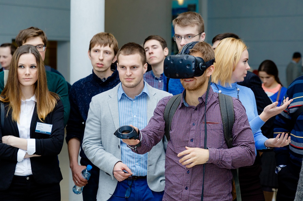 Специалисты компании Силовые машины за самостоятельным анализом результатов моделирования в среде виртуальной реальности HTC VIVE 