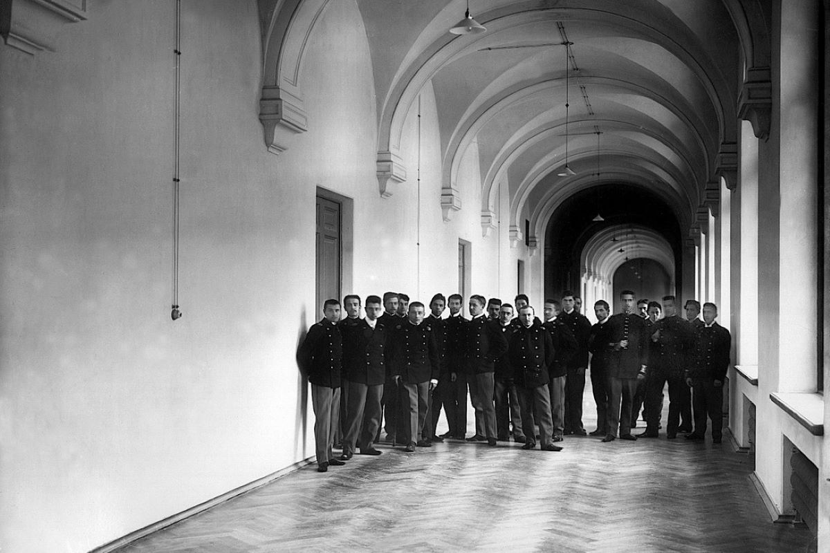 Группа студентов в коридоре главного здания