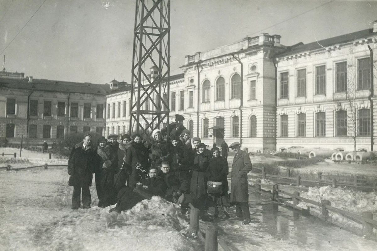 Студенты на фоне химического корпуса.1930-е годы