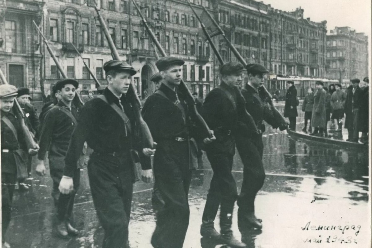 Ленинград. Второй слева в 1-м ряду Е.И.Юревич, 1943 год