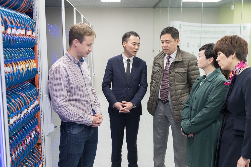 Представителям администрации Пудунского района показали Суперкомпьютерный центр СПбПУ