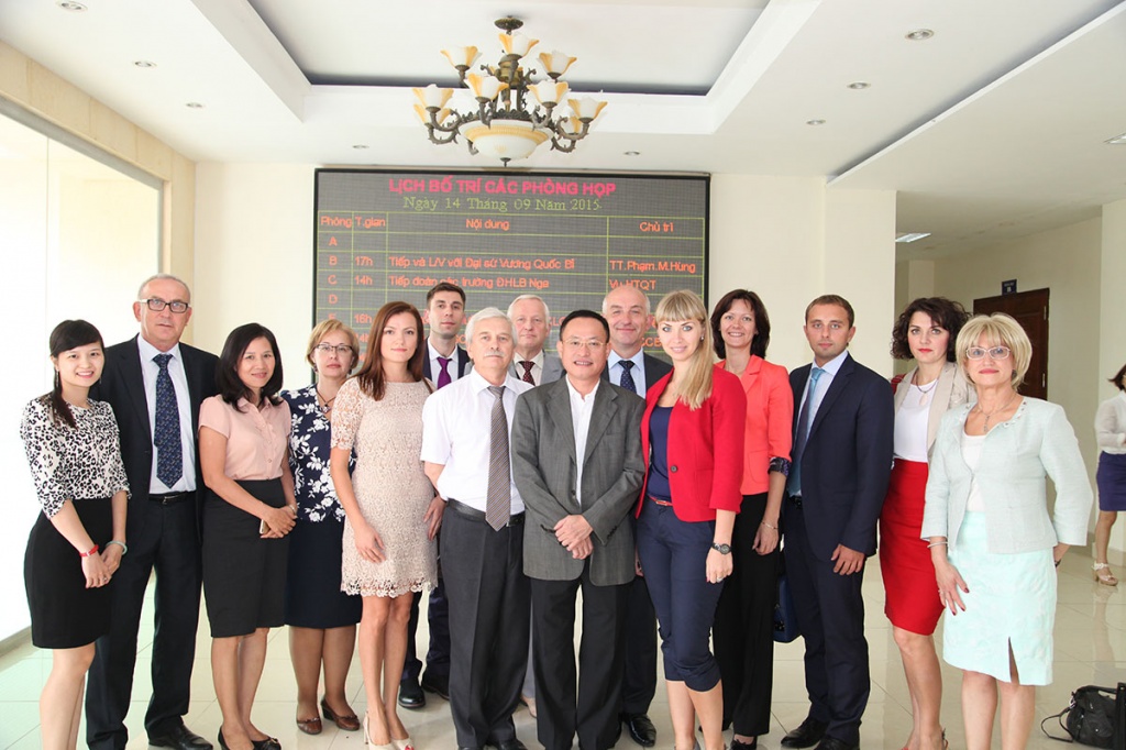 Участники четвертой сессии образовательной программы «Вузы России» в городе Ханой (Вьетнам)