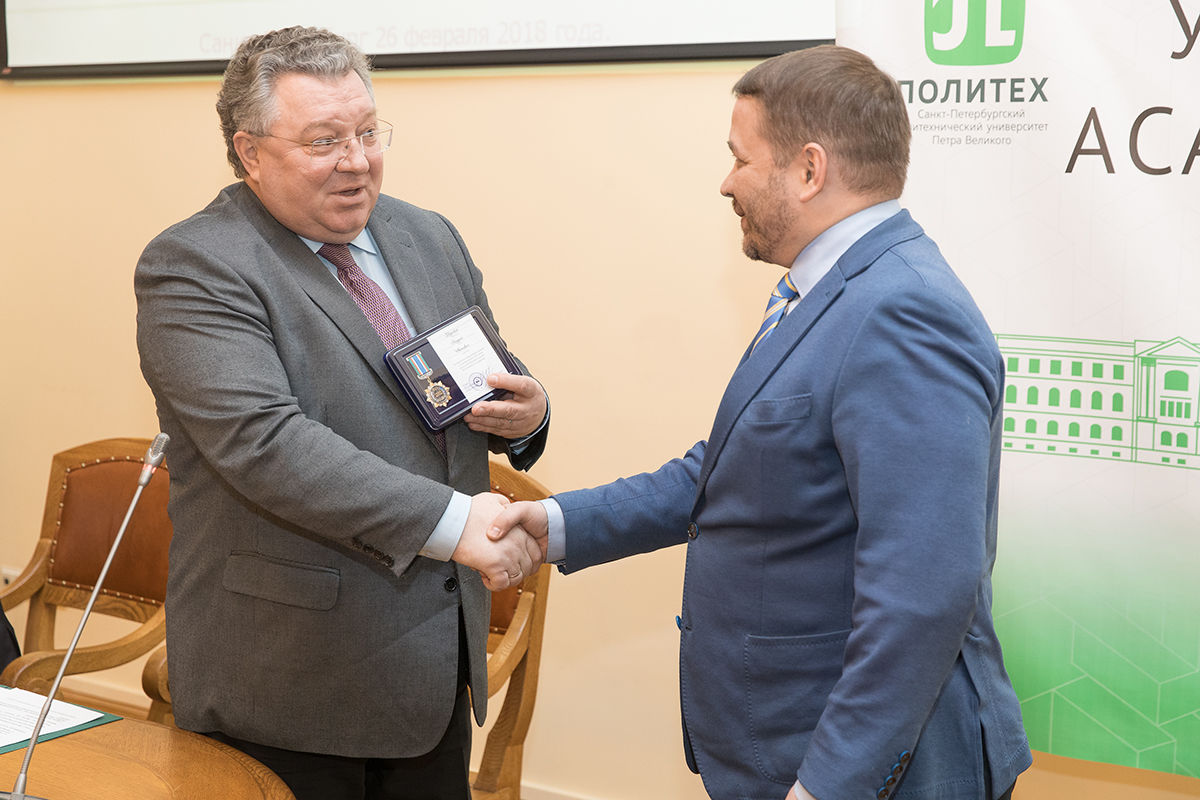 Заместитель постпреда Республики Саха (Якутия) при Президенте РФ Ю.Н. Кравцов вручает ректору юбилейную медаль Заместитель постпреда Республики Саха (Якутия) при Президенте РФ Ю.Н. Кравцов вручает ректору юбилейную медаль