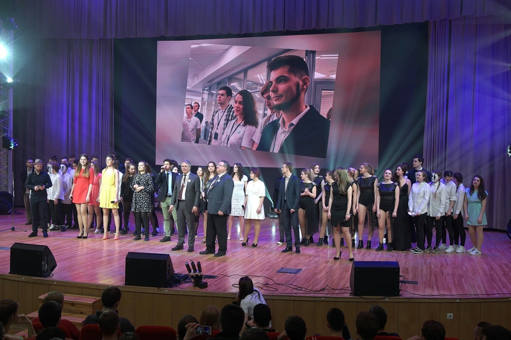 Концерт талантливой российской молодежи завершился финальной песней, которую бауманцы спели вместе с политехниками