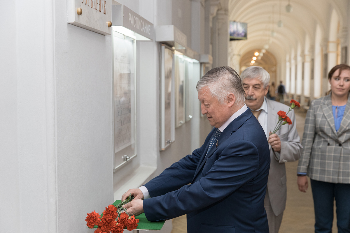 К памятной доске М.М. Ботвинника возложили цветы