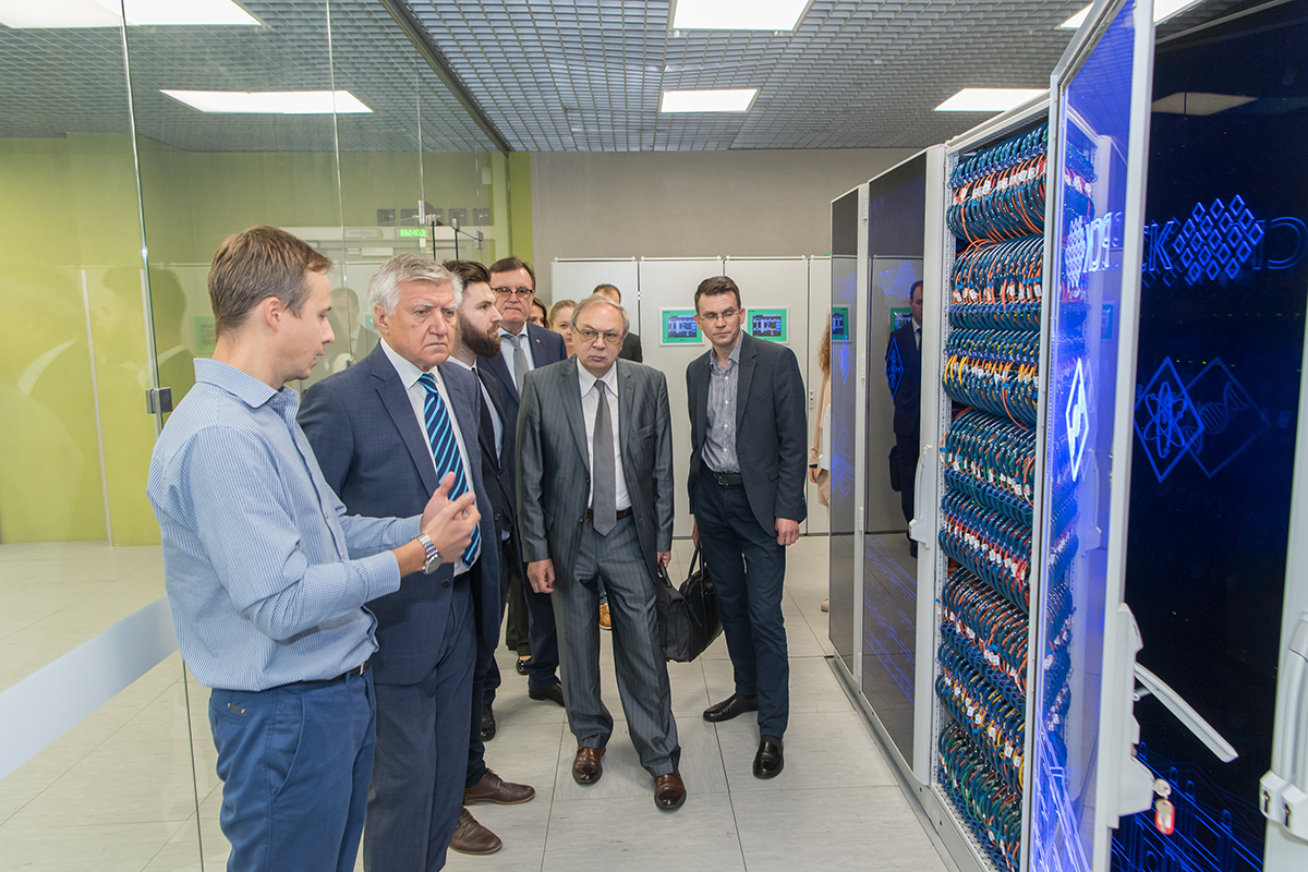 Делегации СЗИУ РАНХиГС показали суперкомпьютерный центр 