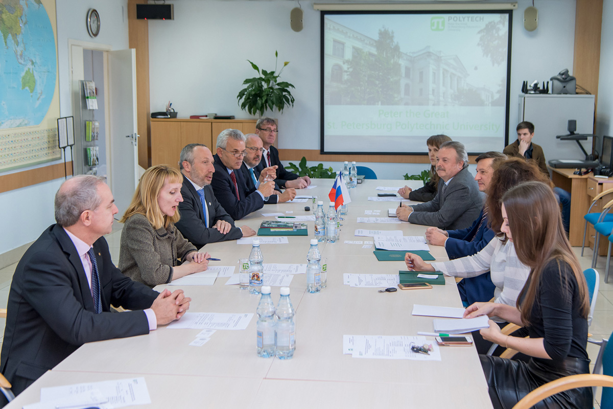 В международном кампусе СПбПУ прошли переговоры делегации из Чехии с командой международных служб 