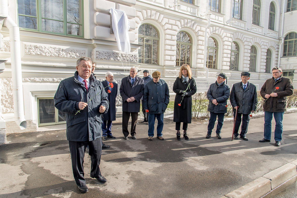 В Политехе открылась мемориальная доска академика Жореса Алферова В Политехе открылась мемориальная доска академика Жореса Алферова
