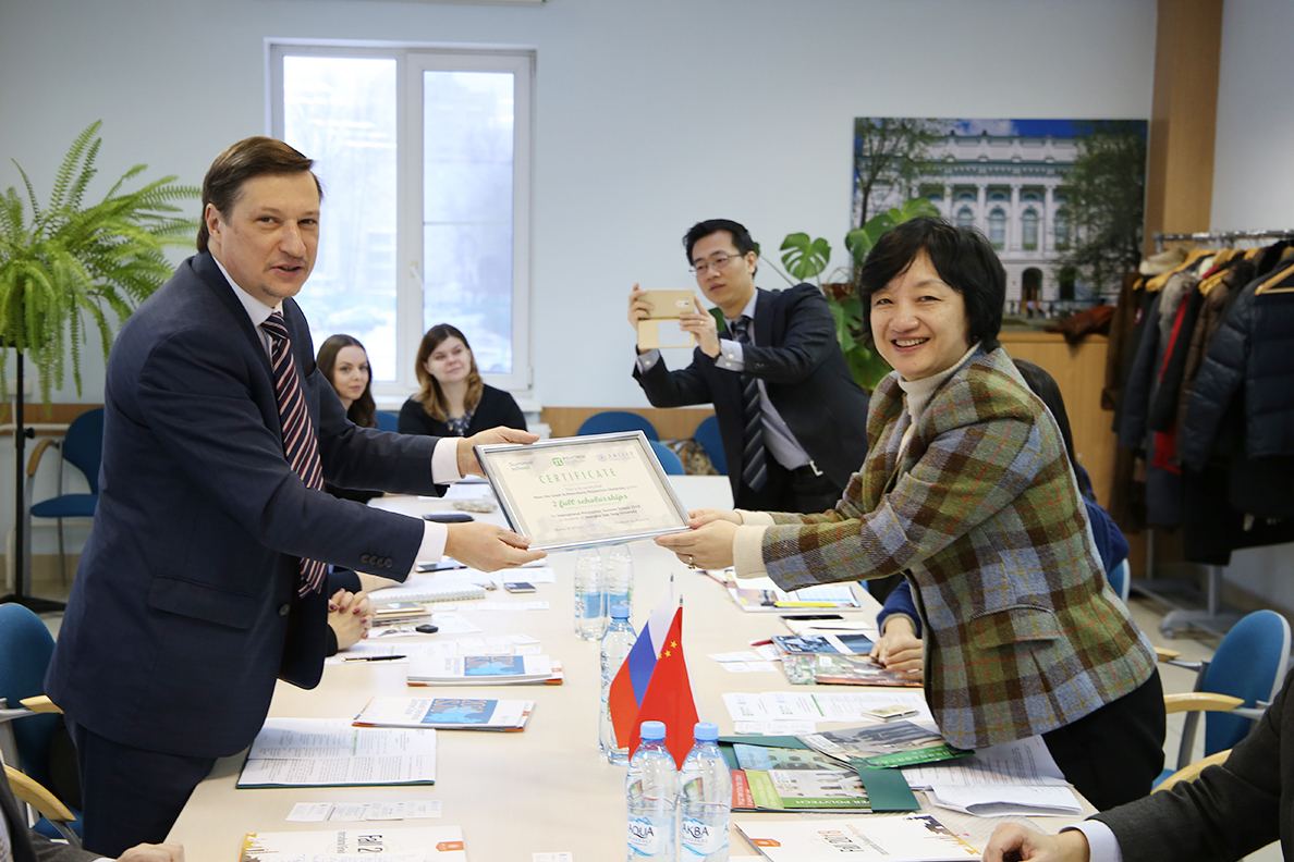В знак дружбы между университетами Д.Г. Арсеньев передал студентам УШЦ два сертификата на обучение на программах Международной политехнической летней школы 