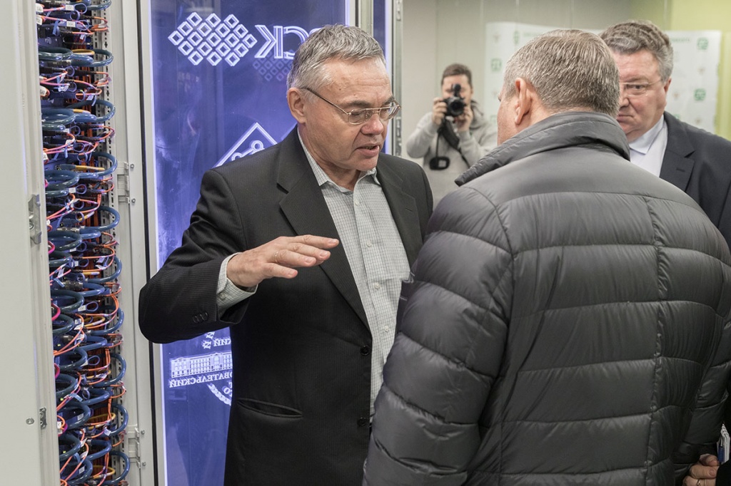 Директор ИКНТ, проф. В.С. Заборовский рассказывает о Суперкомпьютерном центре Директор ИКНТ, проф. В.С. Заборовский рассказывает о Суперкомпьютерном центре