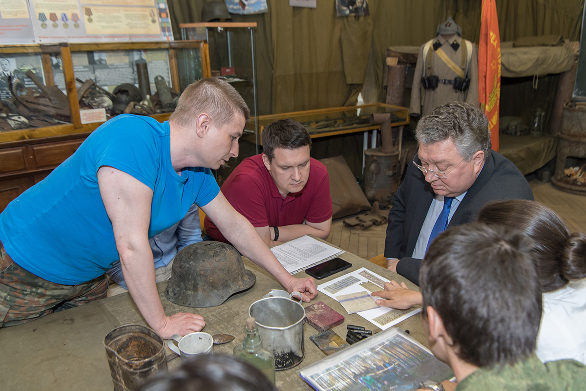 Александр Новокшонов показывает ректору обнаруженные во время экспедиции находки 