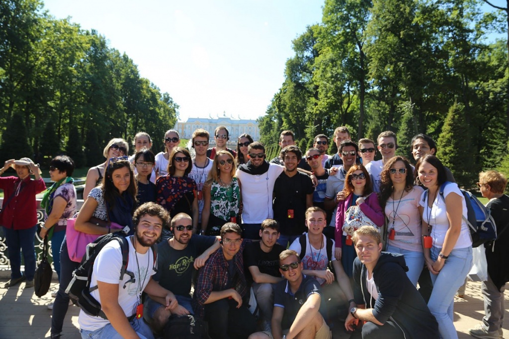 Участники Летней бизнес-школы ИЭИ на  экскурсии в Петергофе