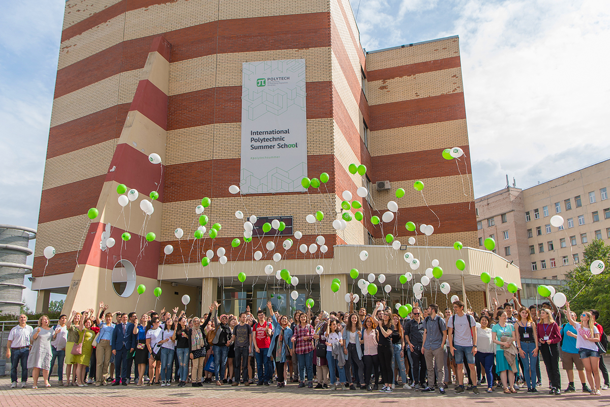 Перед тем как отправиться на лекции, студенты Международной политехнической летней школы выпустили в небо воздушные шары 