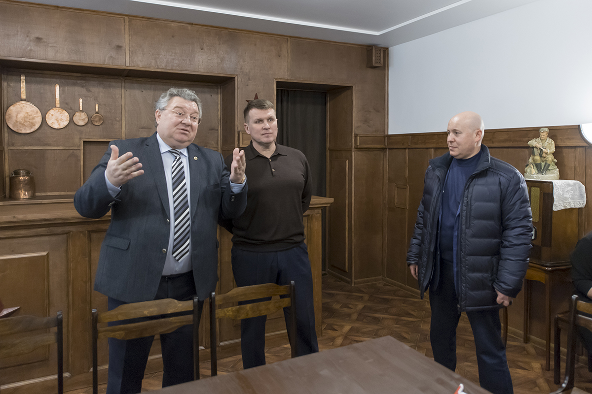 Слева направо - ректор СПбПУ А.И. Рудской, глава администрации Калининского района В.А. Пониделко, владелец коллекции Ленрезерв Анатолий Бернштейн Слева направо - ректор СПбПУ А.И. Рудской, глава администрации Калининского района В.А. Пониделко, владелец коллекции Ленрезерв Анатолий Бернштейн