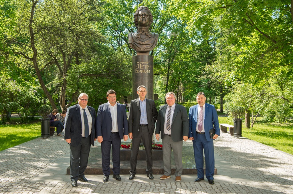 Перед началом заседания члены Наблюдательного совета ознакомились с памятником императору Петру Великому, торжественное открытие которого недавно состоялось в СПбПУ