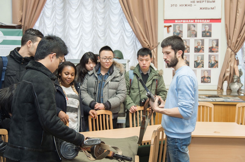 Студенты программы предвузовской подготовки в Военно-историческом музее СПбПУ