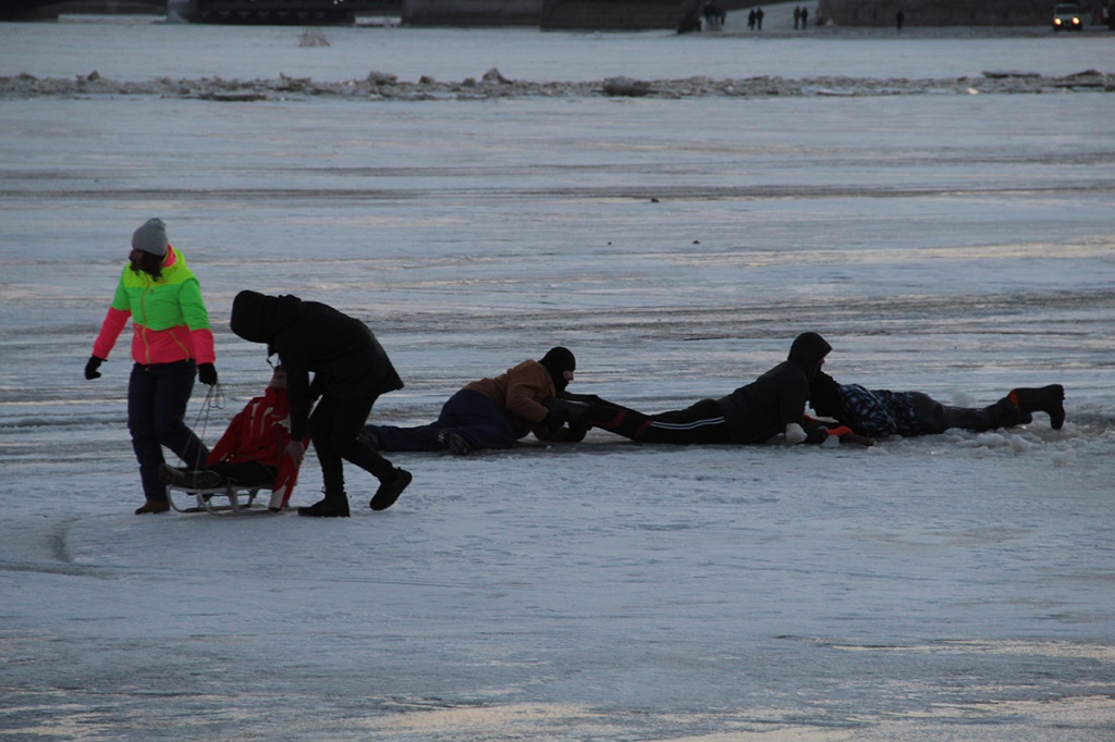 В роли случайных очевидцев, оказывающих помощь провалившемуся под лед человеку, -студенты спасательного отряда Политехник