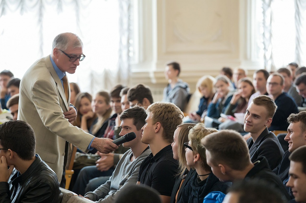 Профессор консерватории И.Е. Рогалев помогает студентам понять музыку 