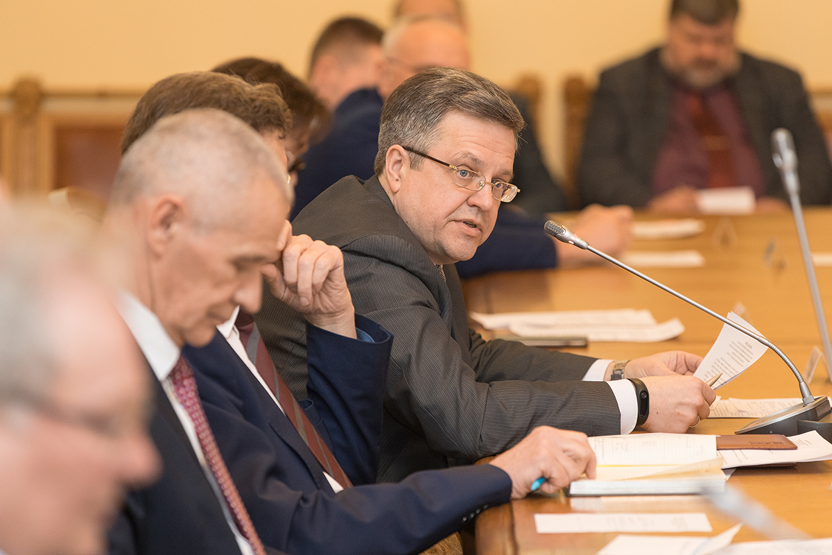 Перед членами Ученого совета выступил В.Э. Щепинин Перед членами Ученого совета выступил В.Э. Щепинин