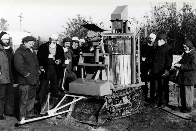 Тяжелый гусеничный робот ТР-Г2 АНТОШКА с членами экспедиции ЦНИИ РТК