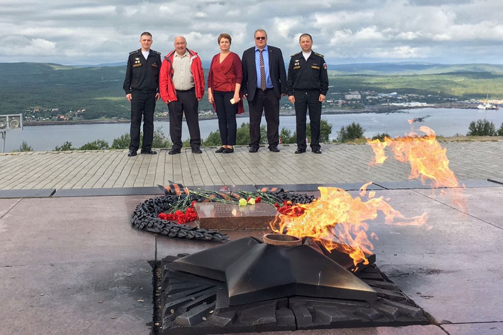 Представители СПбПУ почтили память погибших во время ВОВ у вечного огня в городе Мурманске