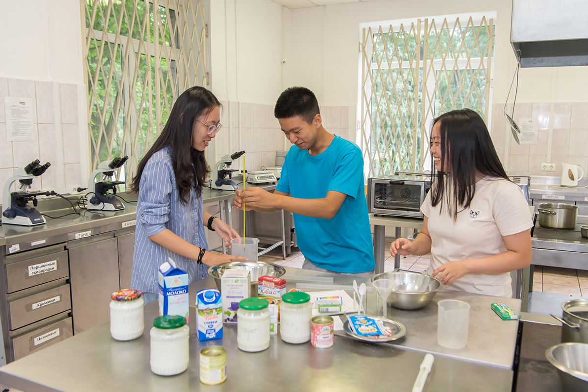 Иностранные студенты Международной политехнической летней школы изучают взаимосвязь молекулярной гастрономии и биотехнологии 