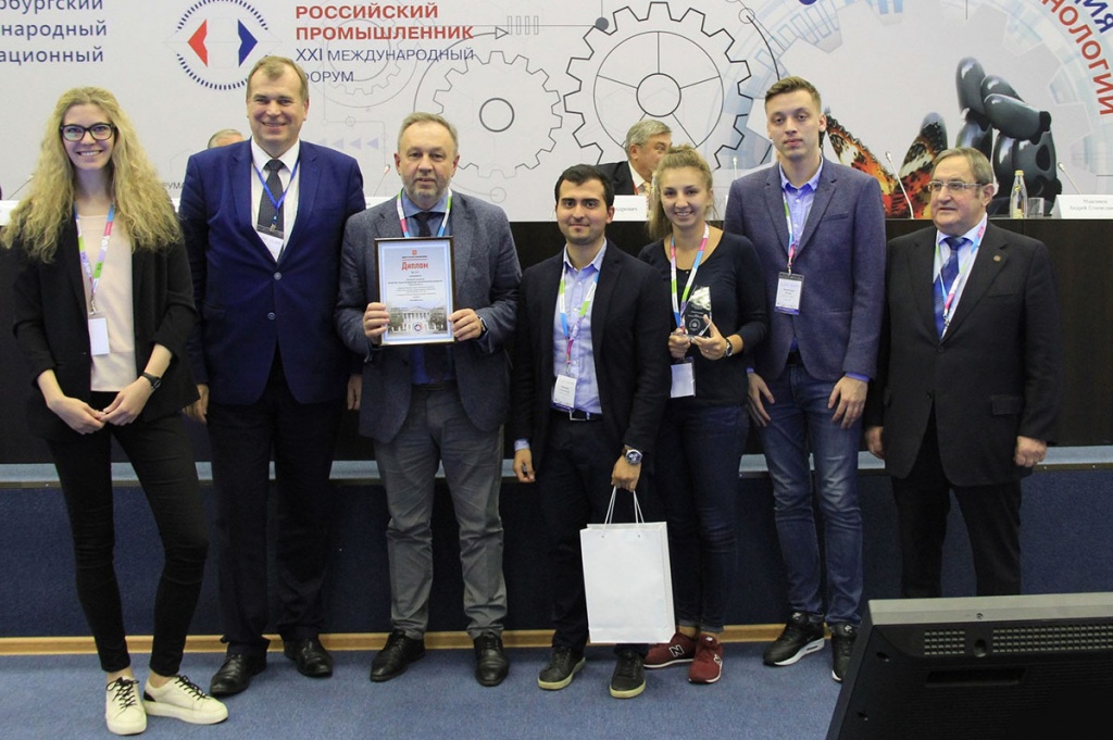 Команда ВШТУБ и председатель КНВШ А.С. Максимов на фото – второй слева на церемонии награждения 