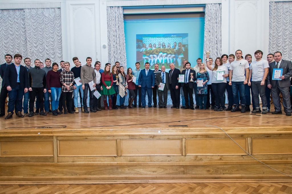 Сотни хоккеистов, баскетболистов, борцов, танцоров, лыжников, шахматистов и представителей других видов спорта получили заслуженные кубки и грамоты Сотни хоккеистов, баскетболистов, борцов, танцоров, лыжников, шахматистов и представителей других видов спорта получили заслуженные кубки и грамоты