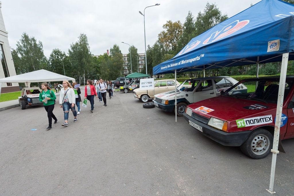 Станция Автоспорт больше походила на выставку автомобилей