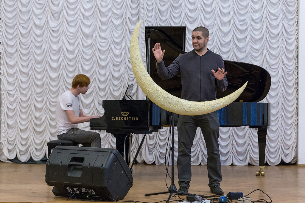 В Школе терменвокса в Политехническом учат извлекать музыку из воздуха и луны
