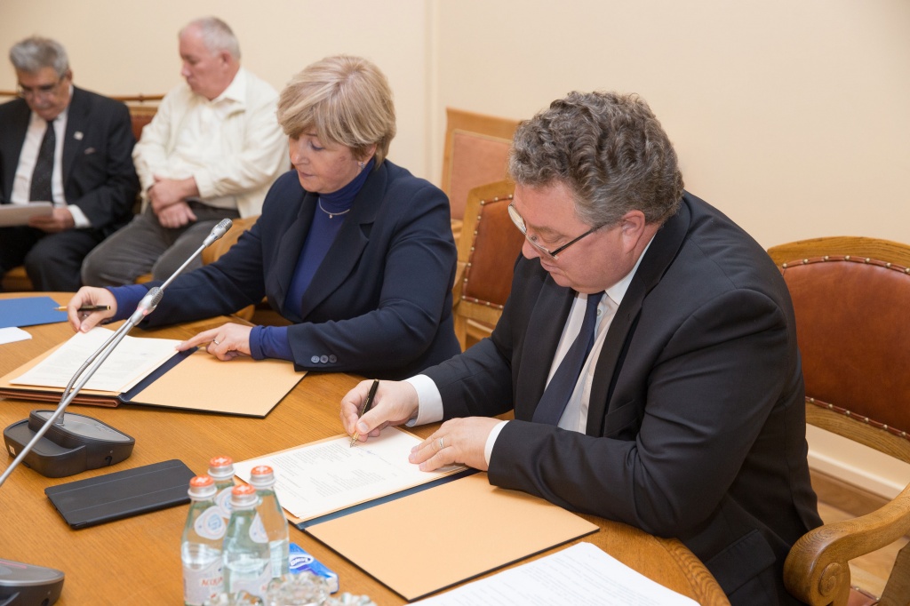 Ректор СПбПУ А.И. Рудской и ректор ЮФУ М.А. Боровская подписывают соглашение о сотрудничестве