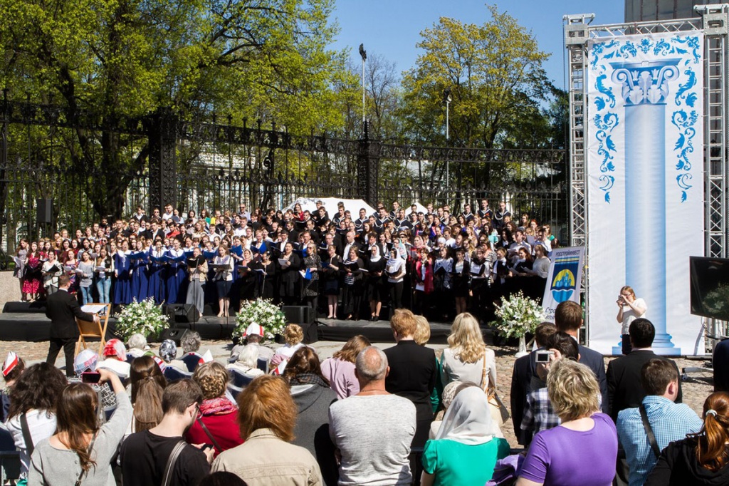 Музыкальный подарок ветеранам преподнес объединенный хор вузов Санкт-Петербурга, в составе которого - и хор СПбПУ Полигимния