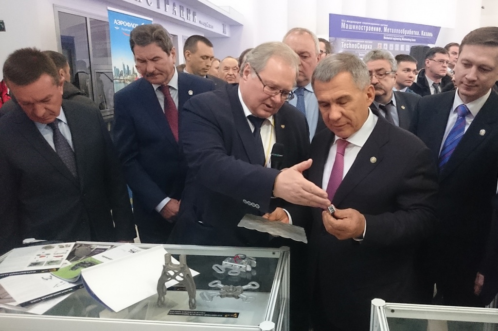 Проректор по перспективным проектам СПбПУ А.И. Боровков во время выставки Машиностроение. Металлообработка. Казань и Techno Сварка продемонстировал президенту Татарстана Р.Н. Минниханову разработки Политеха Проректор по перспективным проектам СПбПУ А.И. Боровков во время выставки Машиностроение. Металлообработка. Казань и Techno Сварка продемонстировал президенту Татарстана Р.Н. Минниханову разработки Политеха