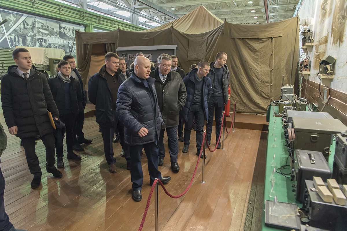 Владелец коллекции Анатолий Бернштейн (на фото в центре) лично провел экскурсию 