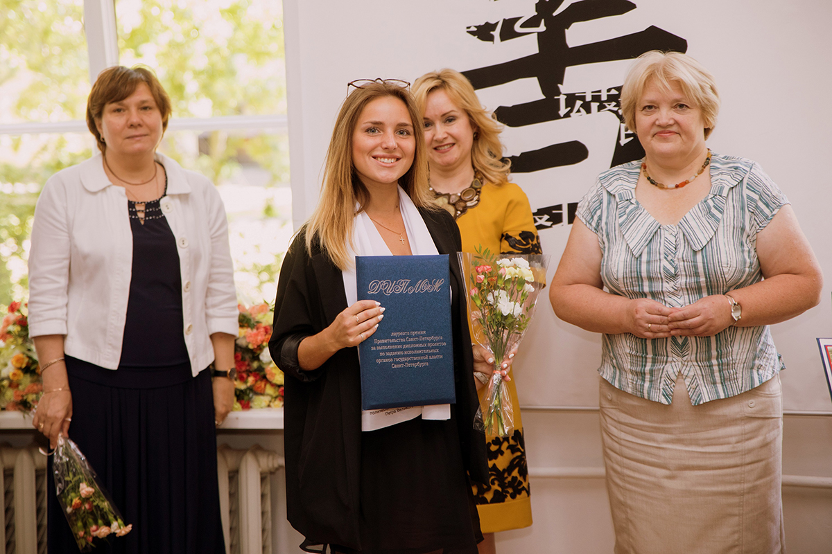 Дипломы студентам-победителям вручает зам. председателя КНВШ А.О. Степанова крайняя справа 
