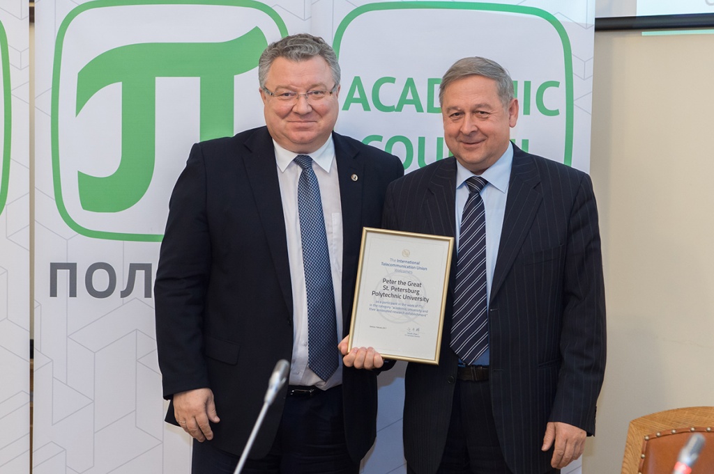 Директор ИФНиТ С.Б. Макаров получил сертификат за подписью Генерального секретаря МСТ
