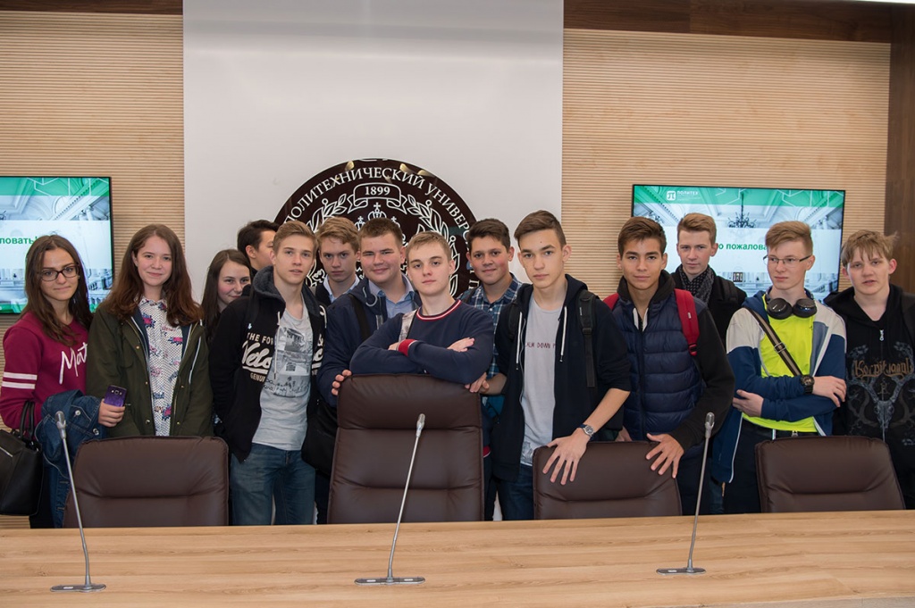 Ребята не упустили возможности сфотографироваться с креслом, в котором Д.А. Медведев проводил заседание